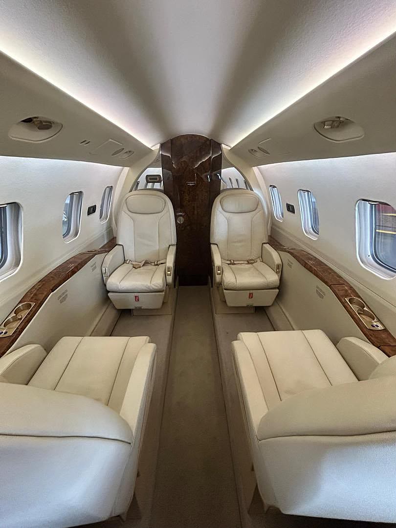 Piaggio P180 — photograph 2